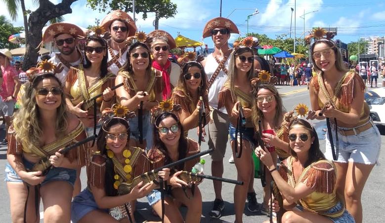 Grupo de amigas viaja pelo Brasil desde 2012 levando o nome do cangaço brasileiro em blocos e festas de carnaval.